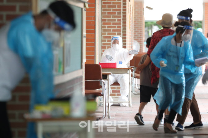 코로나19 검사로 분주한 묵현초 임시 선별진료소                                                                                                                                                     