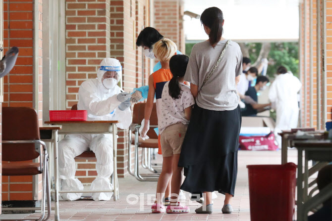 코로나19 검사 받는 묵현초 학생                                                                                                                                                                    