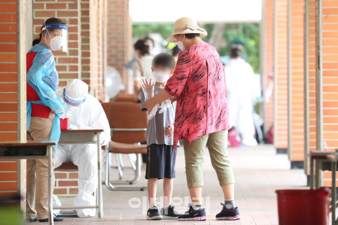 위생장갑 착용하는 한 학생                                                                                                                                                                         