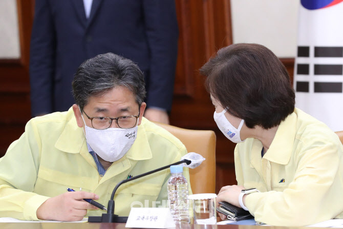 대화하는 유은혜 부총리-박양우 장관                                                                                                                                                                