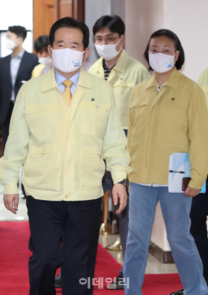 회의 참석하는 정세균 총리-박영선 장관                                                                                                                                                             