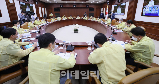 정부청사에서 열린 코로나19 중대본 회의                                                                                                                                                            