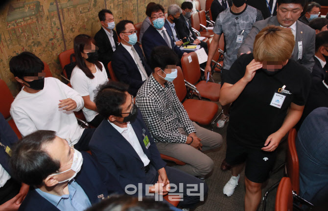 '눈물 닦으며 트라이애슬론 감독 앞 지나는 故 최숙현 선수의 동료'                                                                                                                         