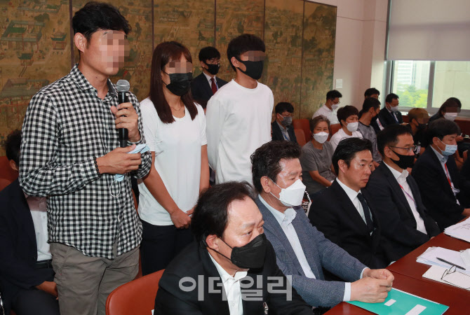 '문체위 출석한 김규봉 감독-장윤정 선수'                                                                                                                                                 