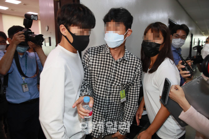 '회의장 나가는 김규봉 감독-장윤정 선수'                                                                                                                                                 