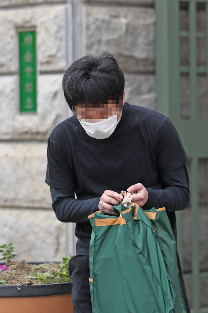  고개 숙이는 손정우                                                                                                                                                                               