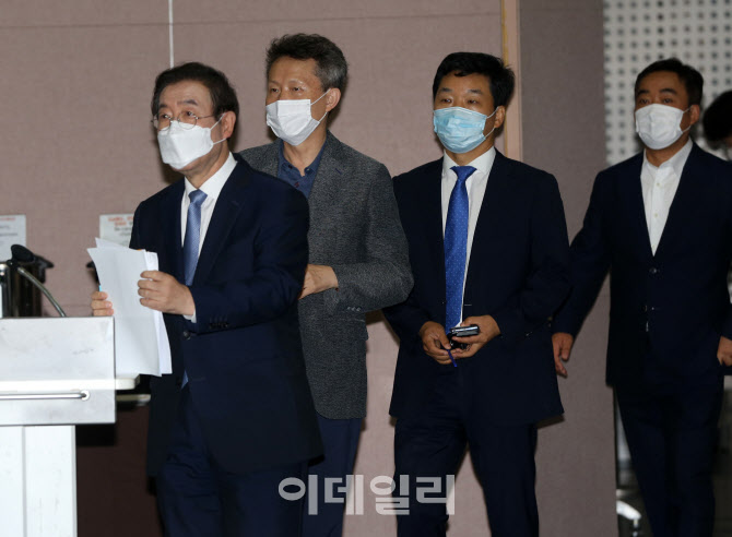  마스크 쓰고 입장하는 박원순 시장                                                                                                                                                                 