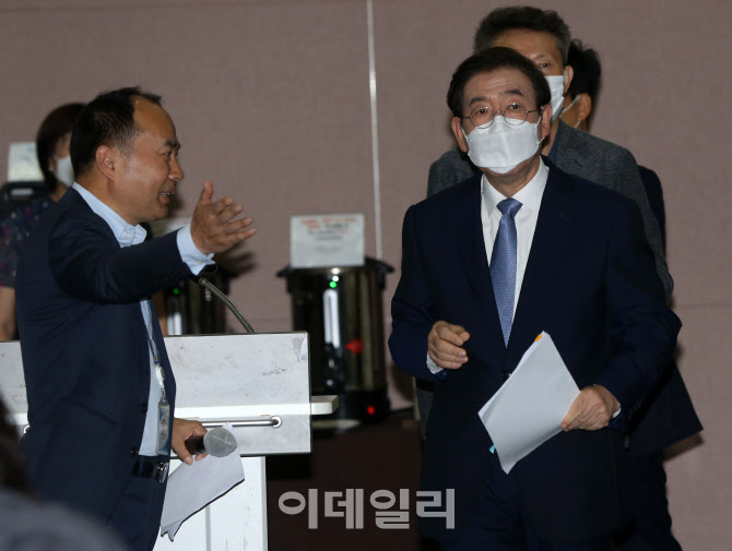  기자간담회장 입장하는 박원순 서울시장                                                                                                                                                            