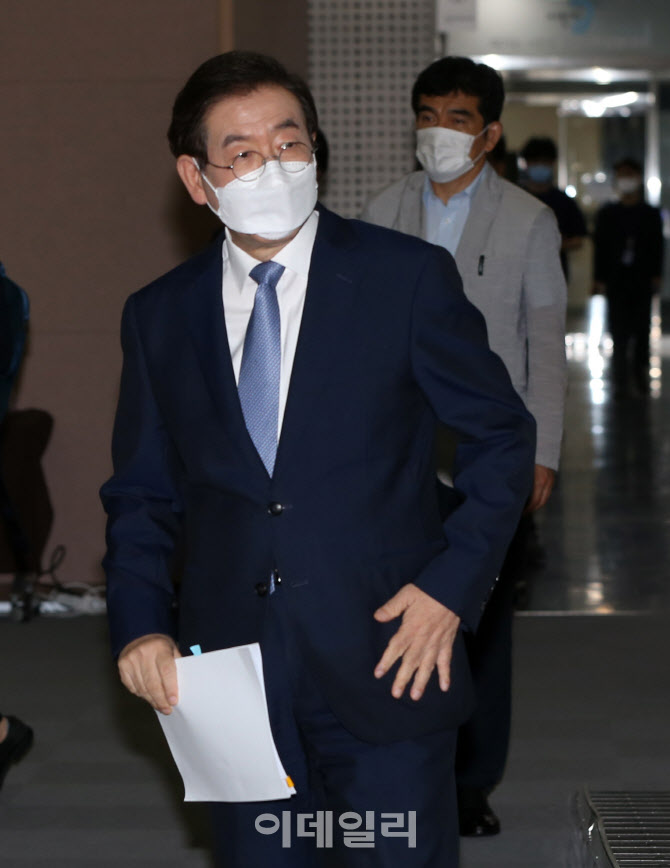  태평홀 들어서는 박원순 서울시장                                                                                                                                                                  