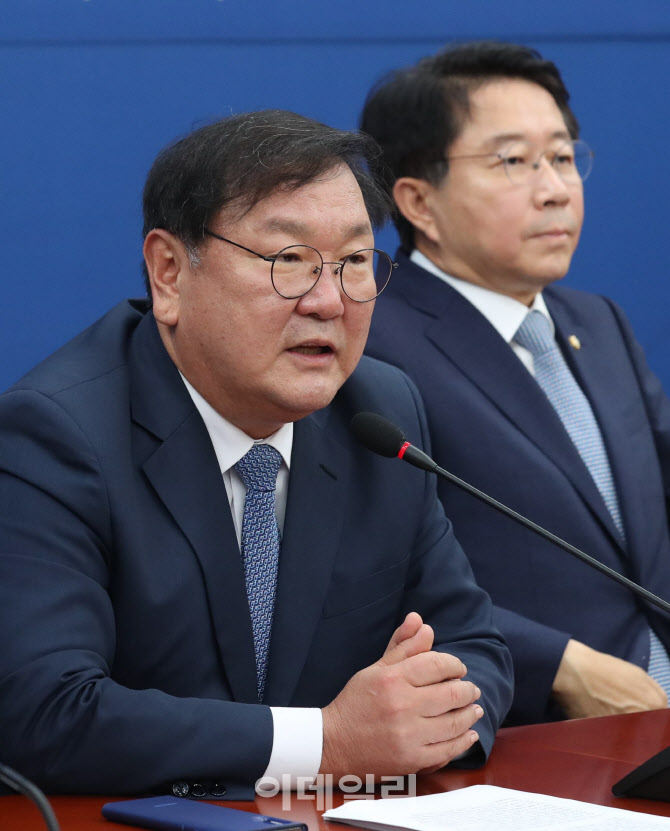 김태년, '부동산 대책 관련 후속입법 서두르겠다'                                                                                                                                          