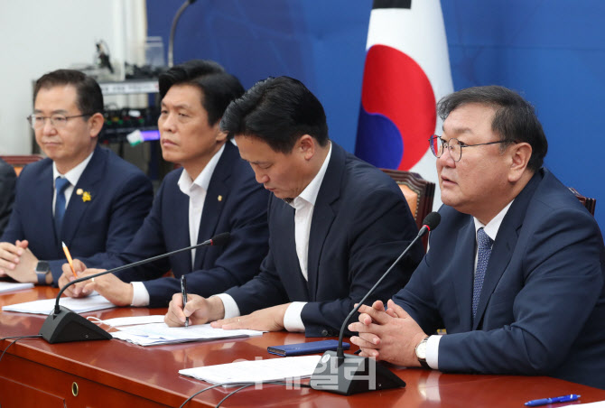 '원내대책회의 주재하는 김태년'                                                                                                                                                          