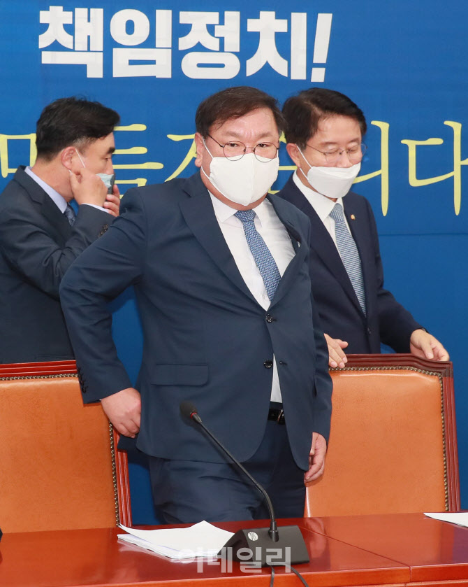 원내대책회의 참석하는 김태년                                                                                                                                                                      