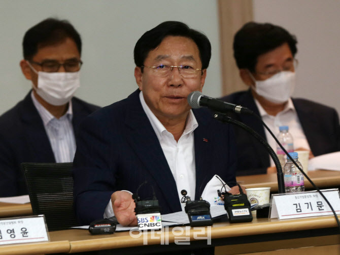  최저임금 입장밝히는 김기문 중속기업중앙회장                                                                                                                                                      