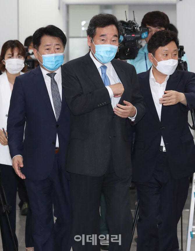 소통관 들어서는 이낙연, '당대표 출마 기자회견'                                                                                                                                          