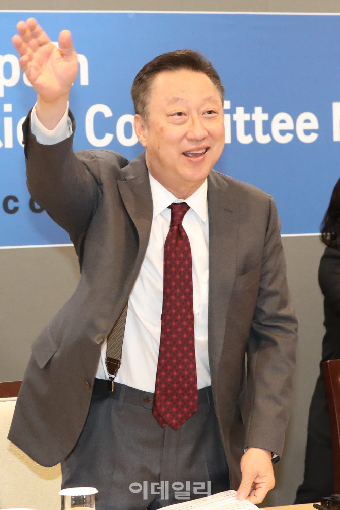 박용만 회장, 스페인 측 경협위 위원들에게 인사                                                                                                                                                     