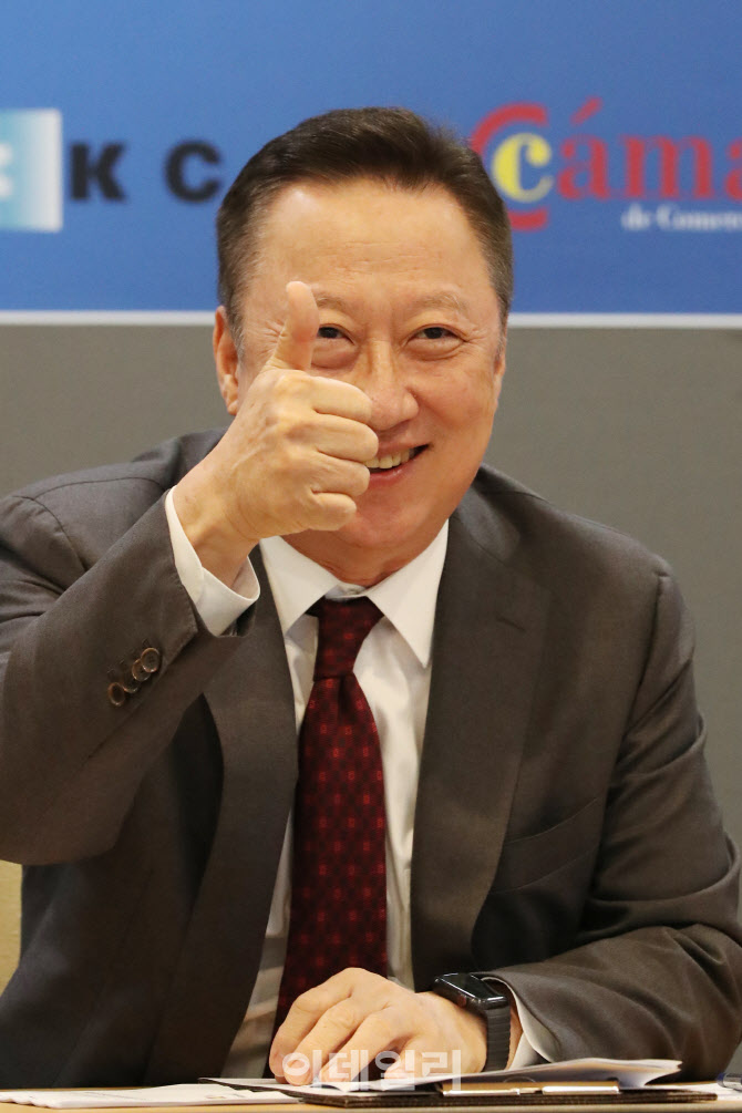 스페인 측 경협위를 향해 엄지를 올리는 박용만 회장                                                                                                                                                 