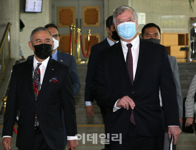 외교부 청사로 향하는 스티븐 비건-해리 해리스                                                                                                                                                      