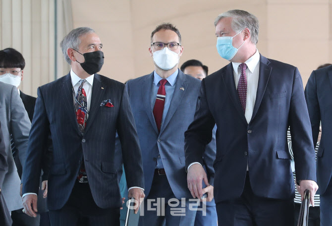 대화하는 스티븐 비건-해리 해리스                                                                                                                                                                  