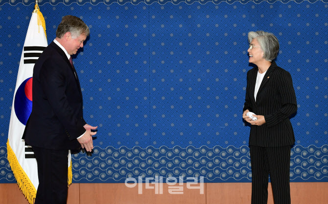 강경화 장관 찾아간 스티븐 비건 대북특별대표                                                                                                                                                       