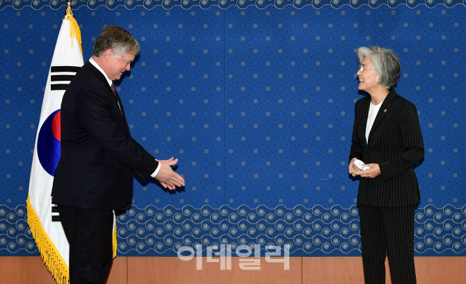 인사 나누는 강경화 장관-스티븐 비건 대북특별대표                                                                                                                                                  