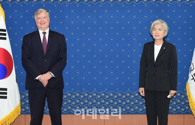 외교부 청사에서 만난 강경화 장관-스티븐 비건 대북특별대표                                                                                                                                         