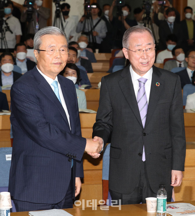 '악수하는 김종인-반기문'                                                                                                                                                                