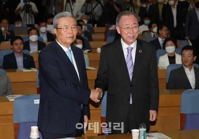 '손잡은 김종인-반기문'                                                                                                                                                                  