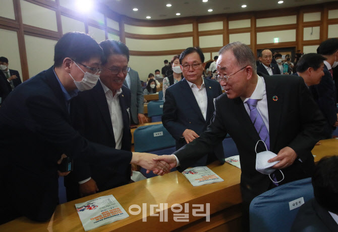 '악수하는 반기문-김홍걸'                                                                                                                                                                