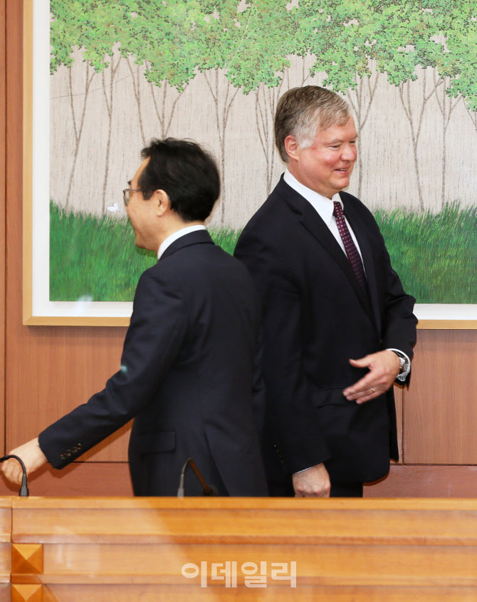 자리로 이동하는 이도훈-스티븐 비건                                                                                                                                                                