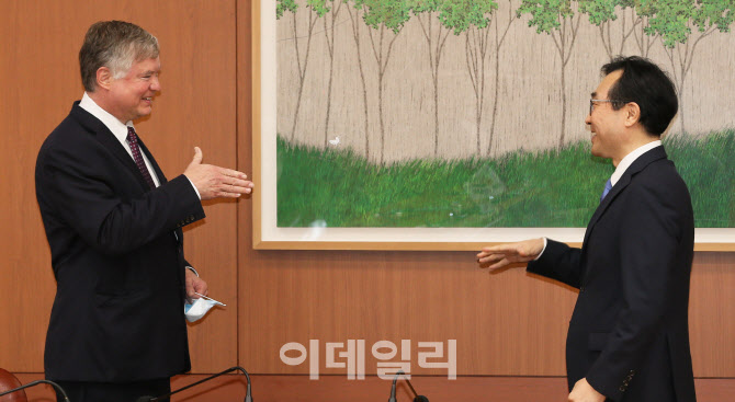 비접촉 악수하는 조세영 차관-스티븐 비건 대북특별대표                                                                                                                                              