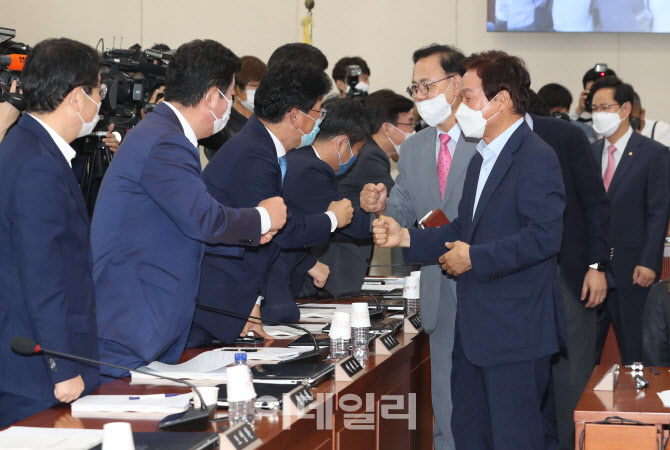 행안위 전체회의, '인사나누는 여야 의원들'                                                                                                                                               