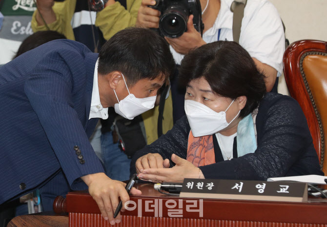 행안위 전체회의, '논의하는 서영교-한병도'                                                                                                                                               