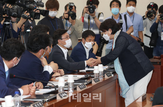 행안위 전체회의, '악수하는 서영교-김민석'                                                                                                                                               