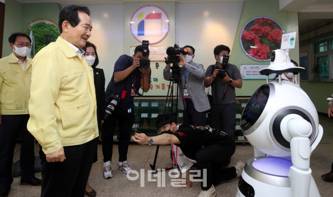 현장점검 전 체온재는 정세균 국무총리                                                                                                                                                              