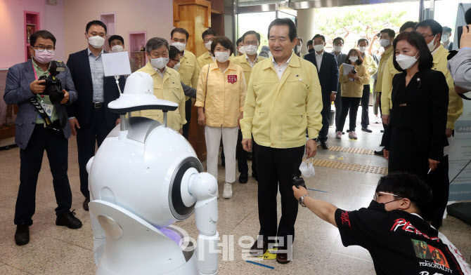 코로나 방역 현장점검 전 체온재는 정세균 국무총리                                                                                                                                                  