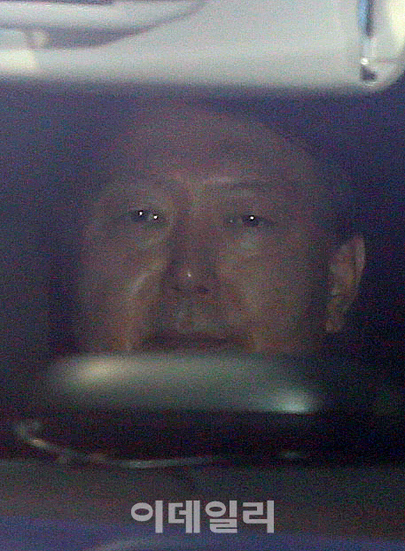 굳은표정으로 출근하는 윤석열 검찰총장                                                                                                                                                             