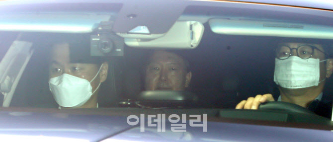 꼬리내린 윤석열 총장, 추미애 법무장관 지휘 ‘사실상 수용’                                                                                                                                        