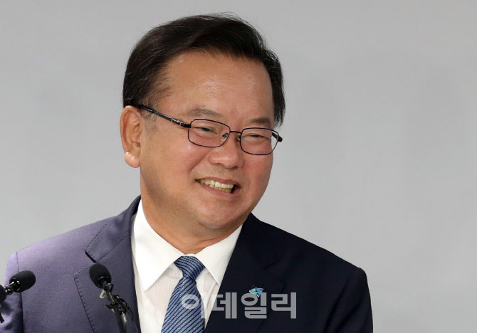 '미소 보이는 김부겸'                                                                                                                                                                    