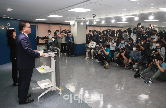 '김부겸, 민주당 대표 출마 기자회견'                                                                                                                                                     