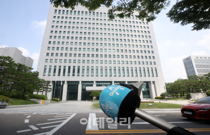 윤석열, 추미애 지휘 수용…'중앙지검이 채널A사건 수사'                                                                                                                                   