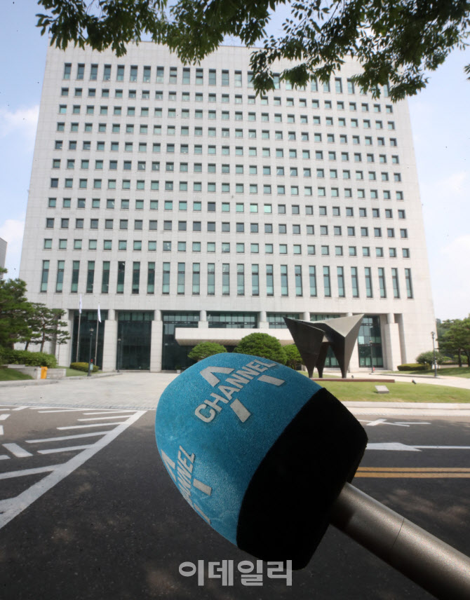 윤석열 총장, 추미애 지휘 수용…'중앙지검이 채널A사건 수사'                                                                                                                              