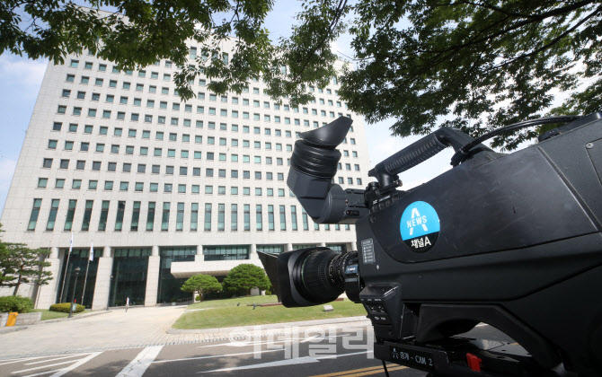 윤석열 검찰총장, 추미애 지휘 수용…'중앙지검이 채널A사건 수사'                                                                                                                          