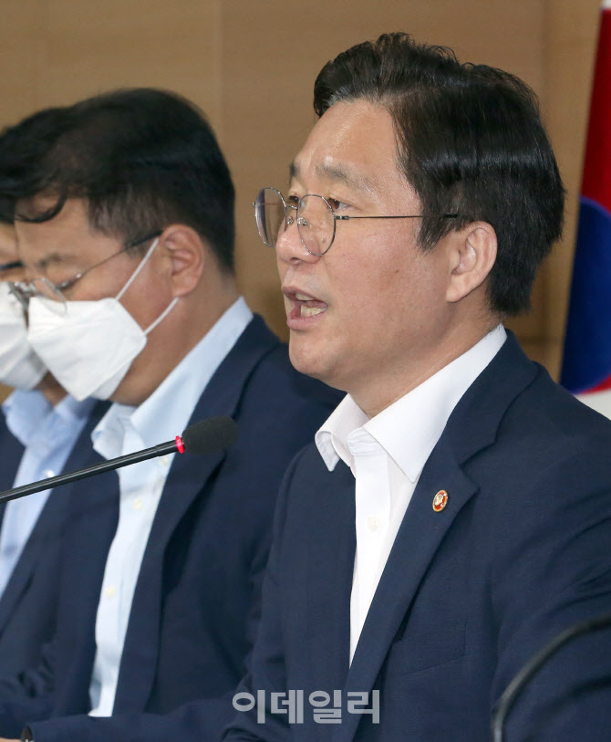 첨단산업 세계공장 도약을 위한 '소재·부품·장비 2.0 전략' 발표하는 성윤모 장관                                                                                                          