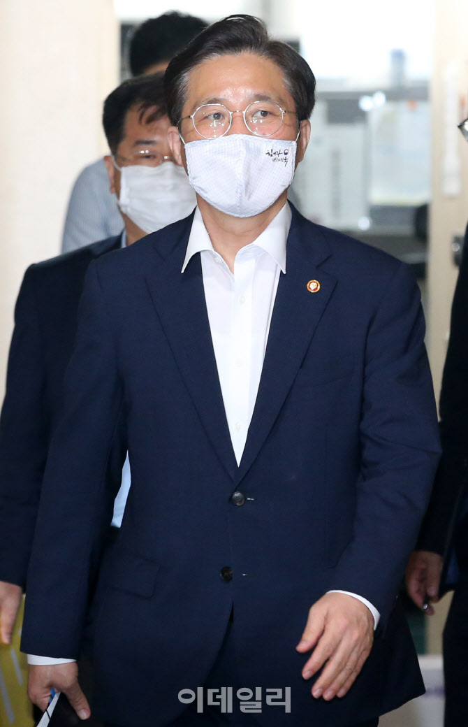 브리핑실 입장하는 성윤모 장관                                                                                                                                                                     