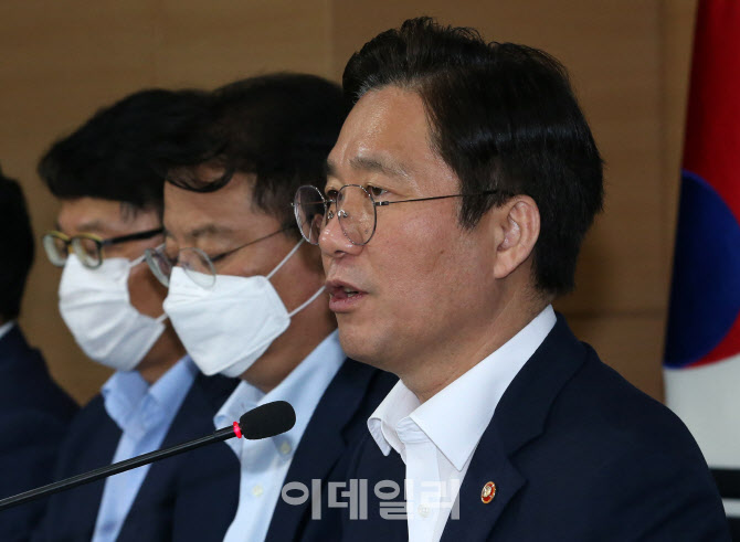 성윤모 장관, 첨단산업 세계공장 도약을 위한 '소재·부품·장비 2.0 전략' 발표                                                                                                             