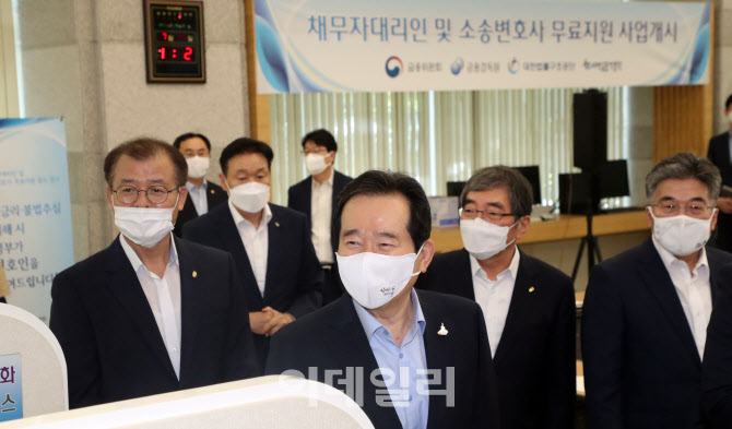  간담회장 입장하는 정총리                                                                                                                                                                         