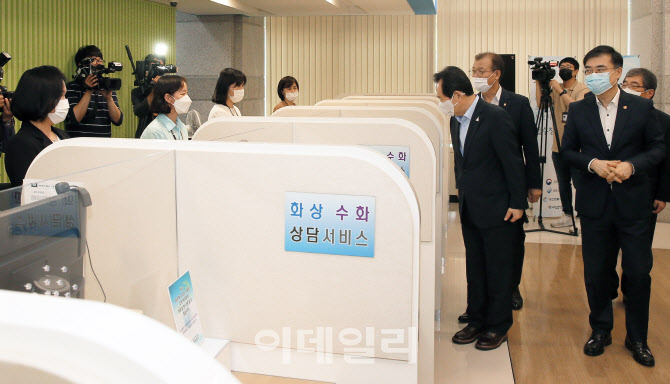  피해신고센터 직원 격려하는 정총리                                                                                                                                                                