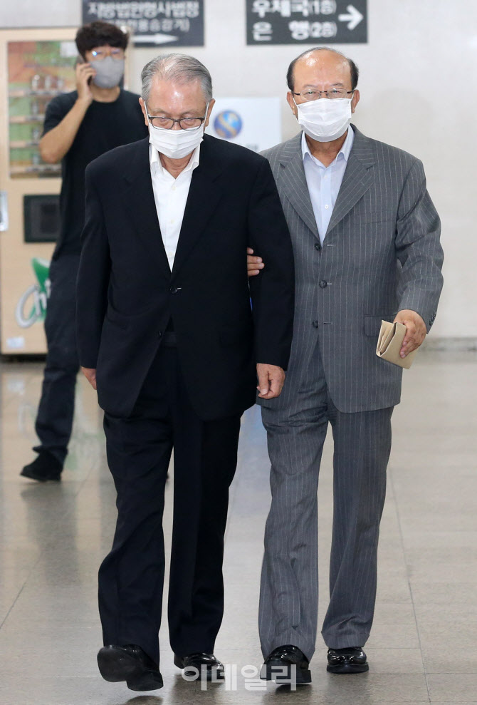 항소심 선고 공판 출석하는 김기춘 전 대통령 비서실장                                                                                                                                               