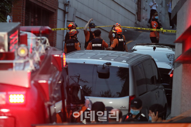 박원순 서울시장 실종 신고 수색하는 소방대원들                                                                                                                                                     