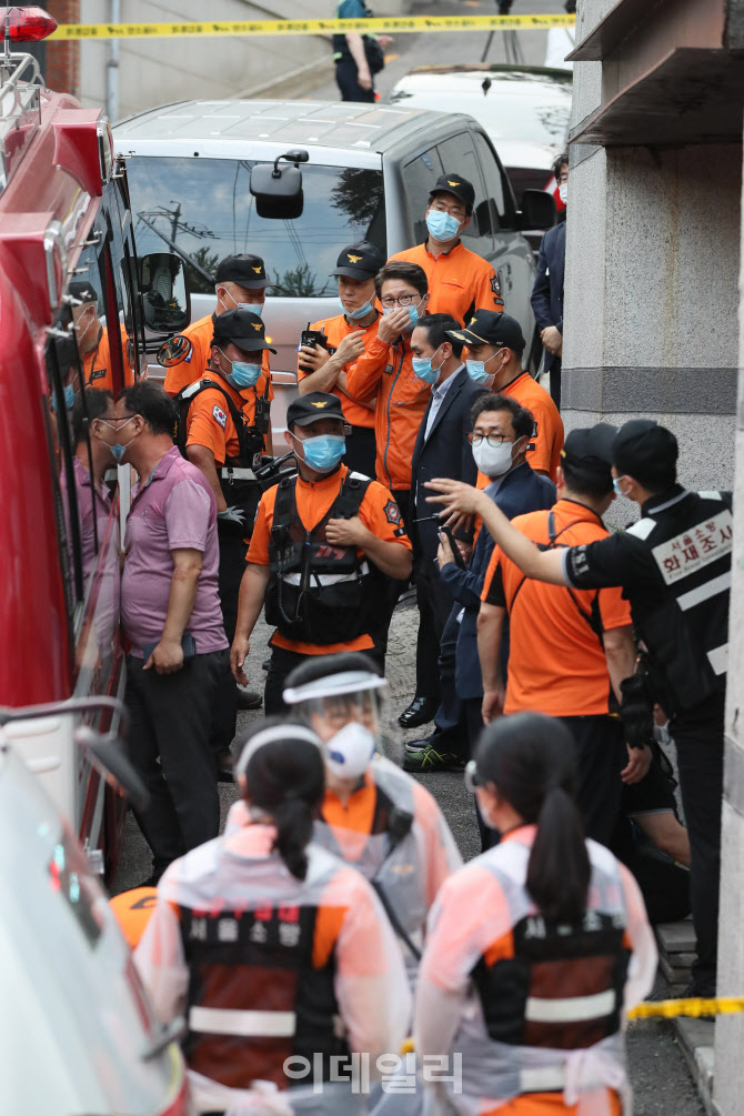 성북동 일대에서 박원순 시장 수색 작업 펼치는 구급대원들                                                                                                                                           